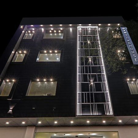 Super Townhouse Hotel Impact Chinhat Экстерьер фото