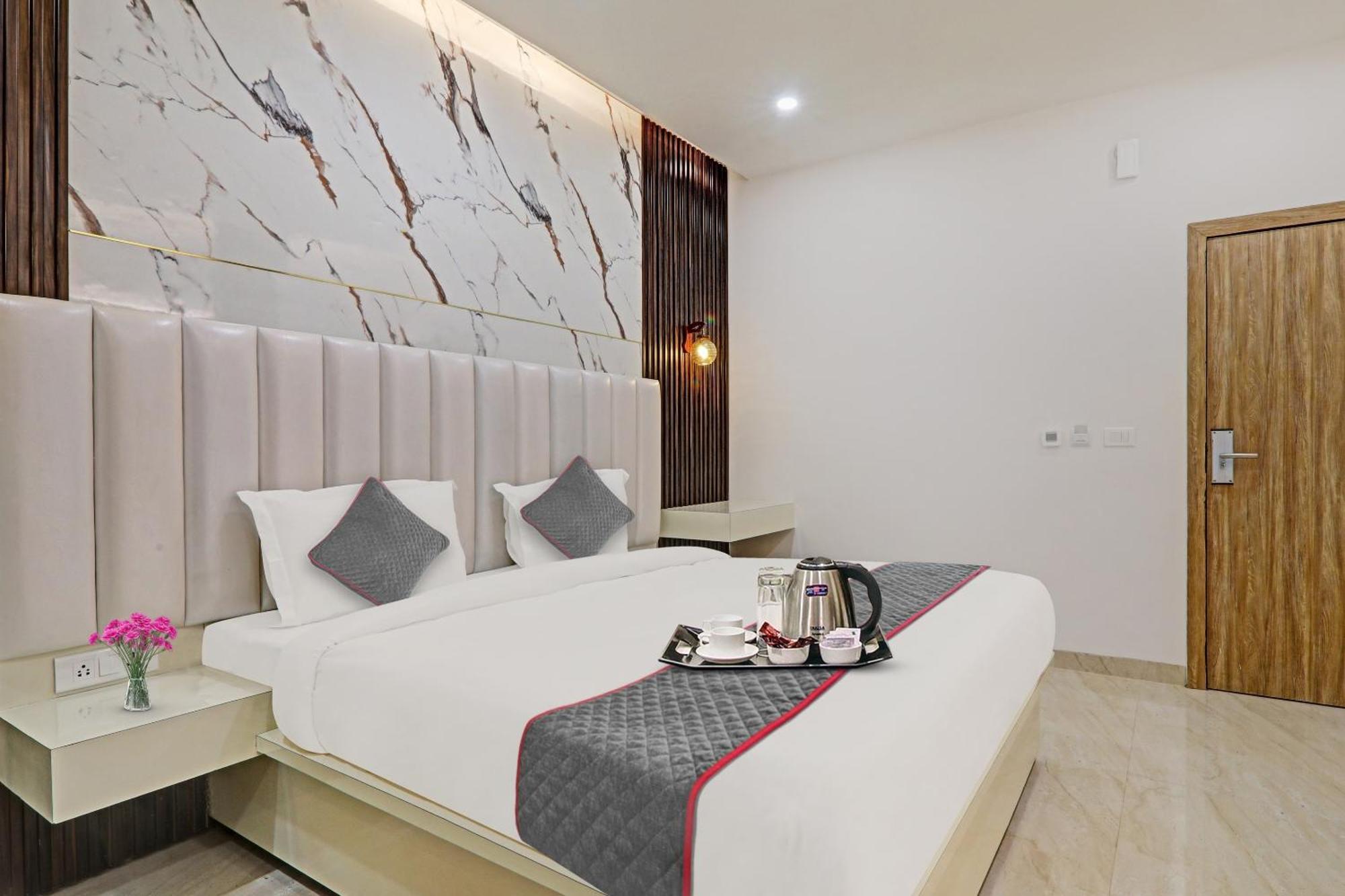 Super Townhouse Hotel Impact Chinhat Экстерьер фото