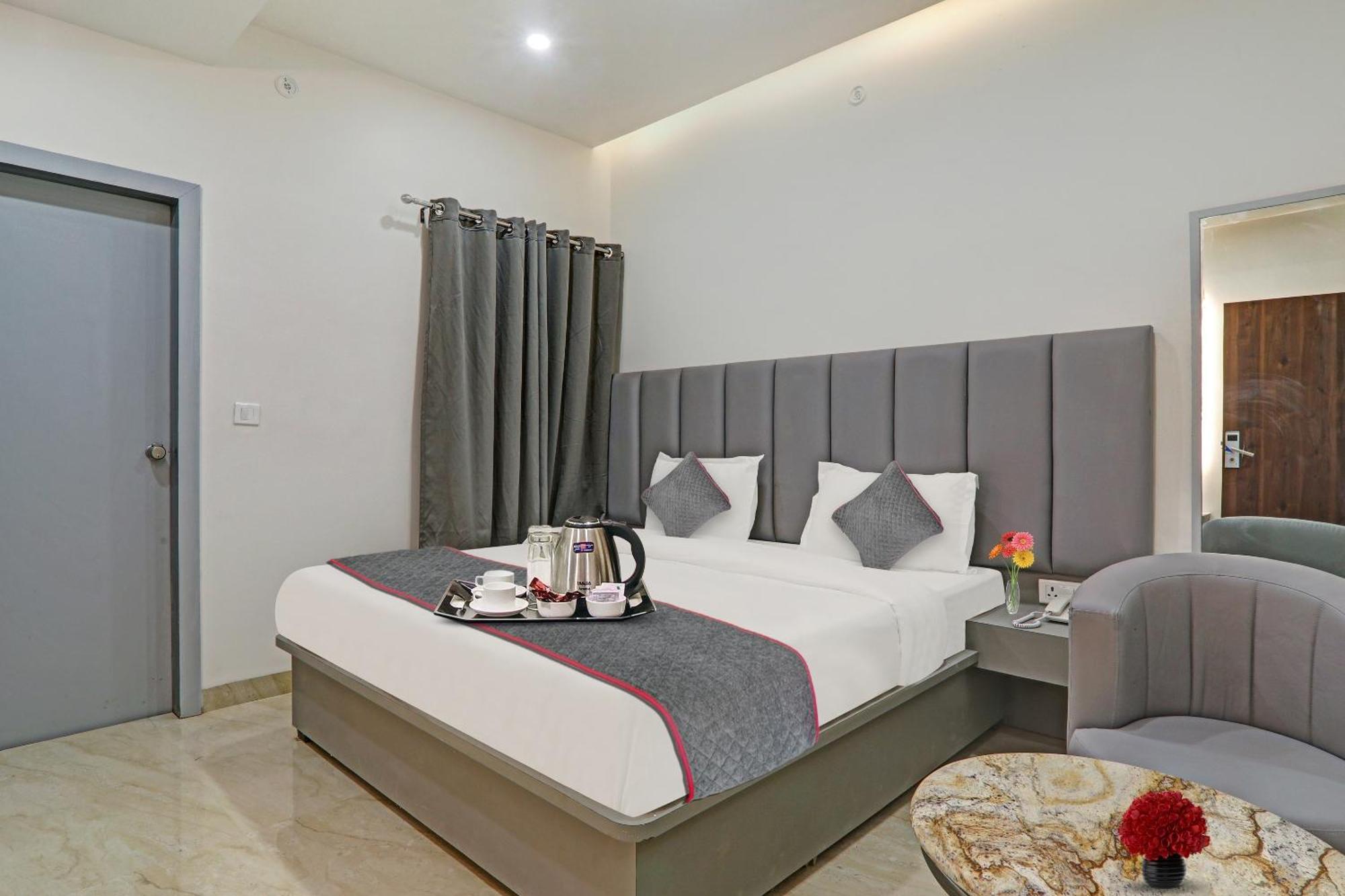Super Townhouse Hotel Impact Chinhat Экстерьер фото