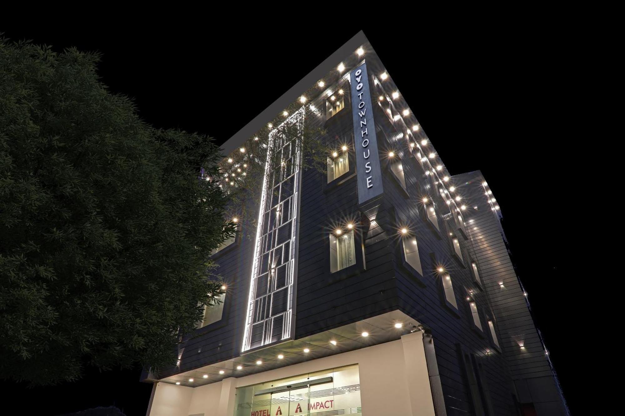 Super Townhouse Hotel Impact Chinhat Экстерьер фото