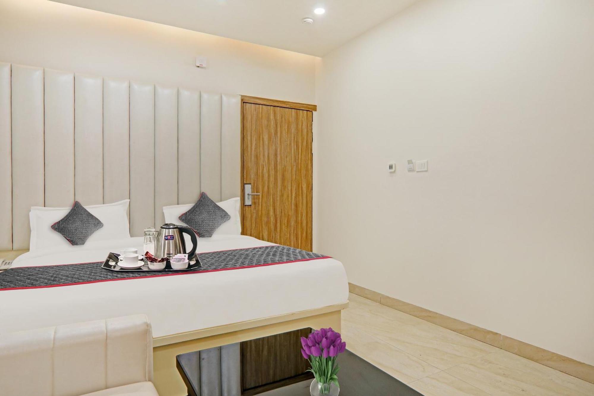 Super Townhouse Hotel Impact Chinhat Экстерьер фото