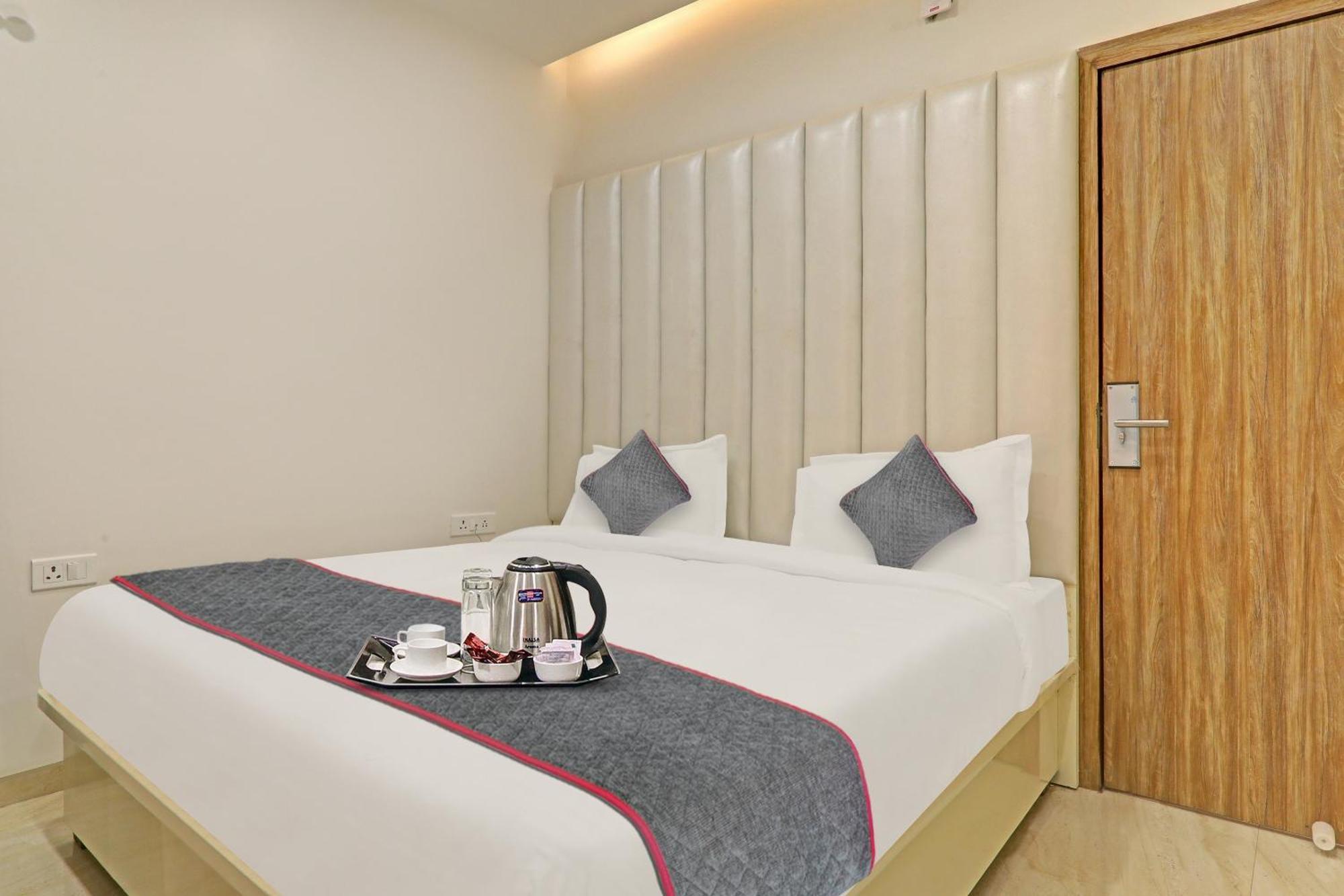 Super Townhouse Hotel Impact Chinhat Экстерьер фото
