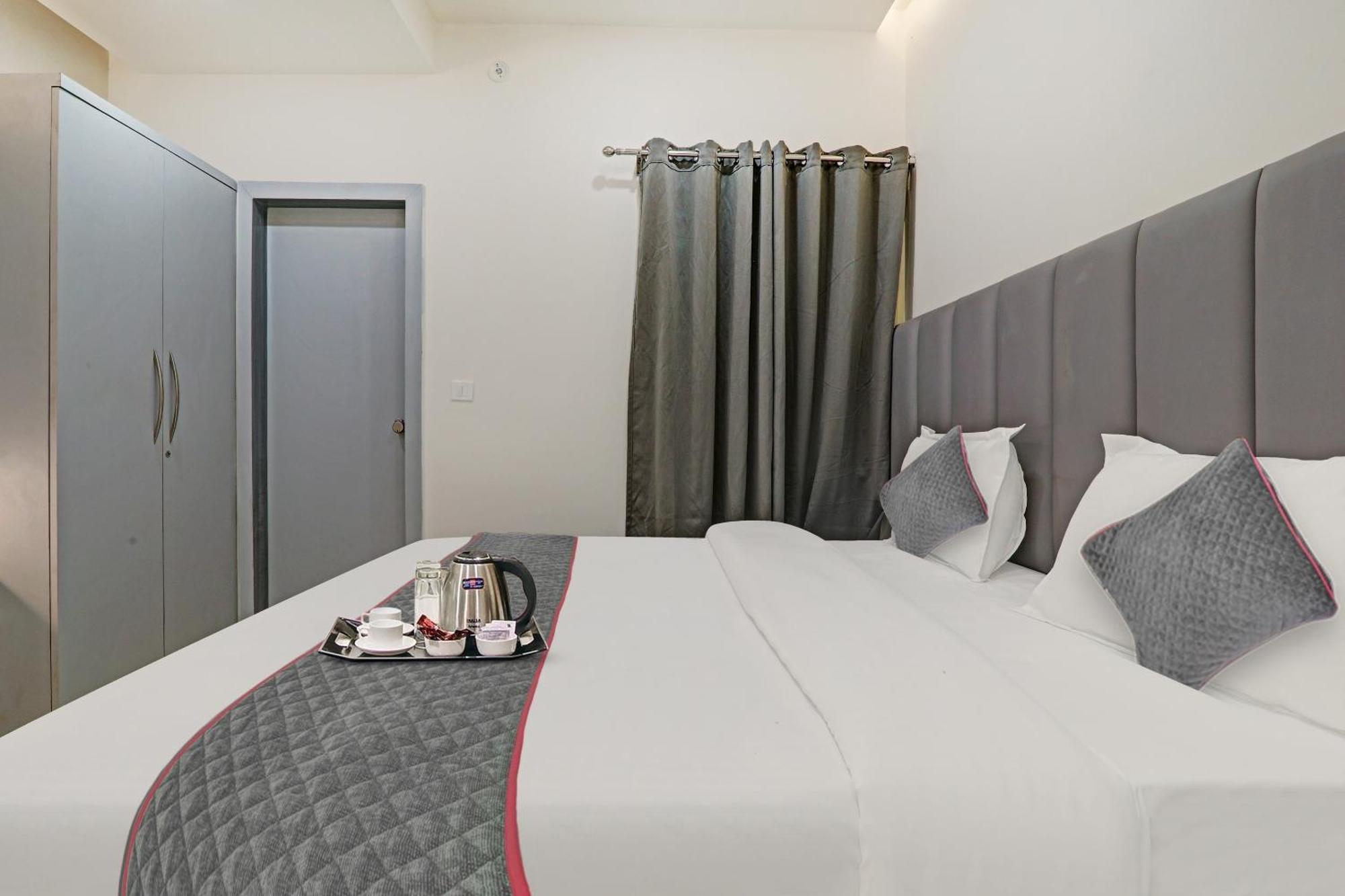 Super Townhouse Hotel Impact Chinhat Экстерьер фото