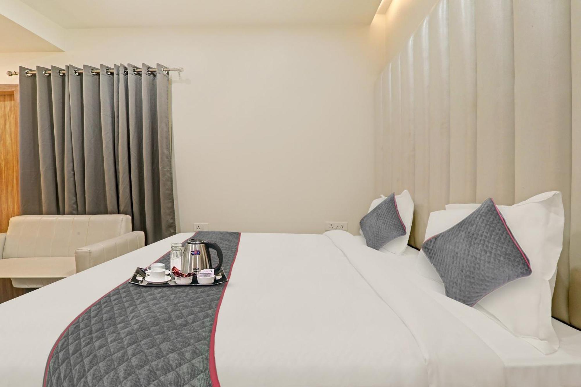 Super Townhouse Hotel Impact Chinhat Экстерьер фото