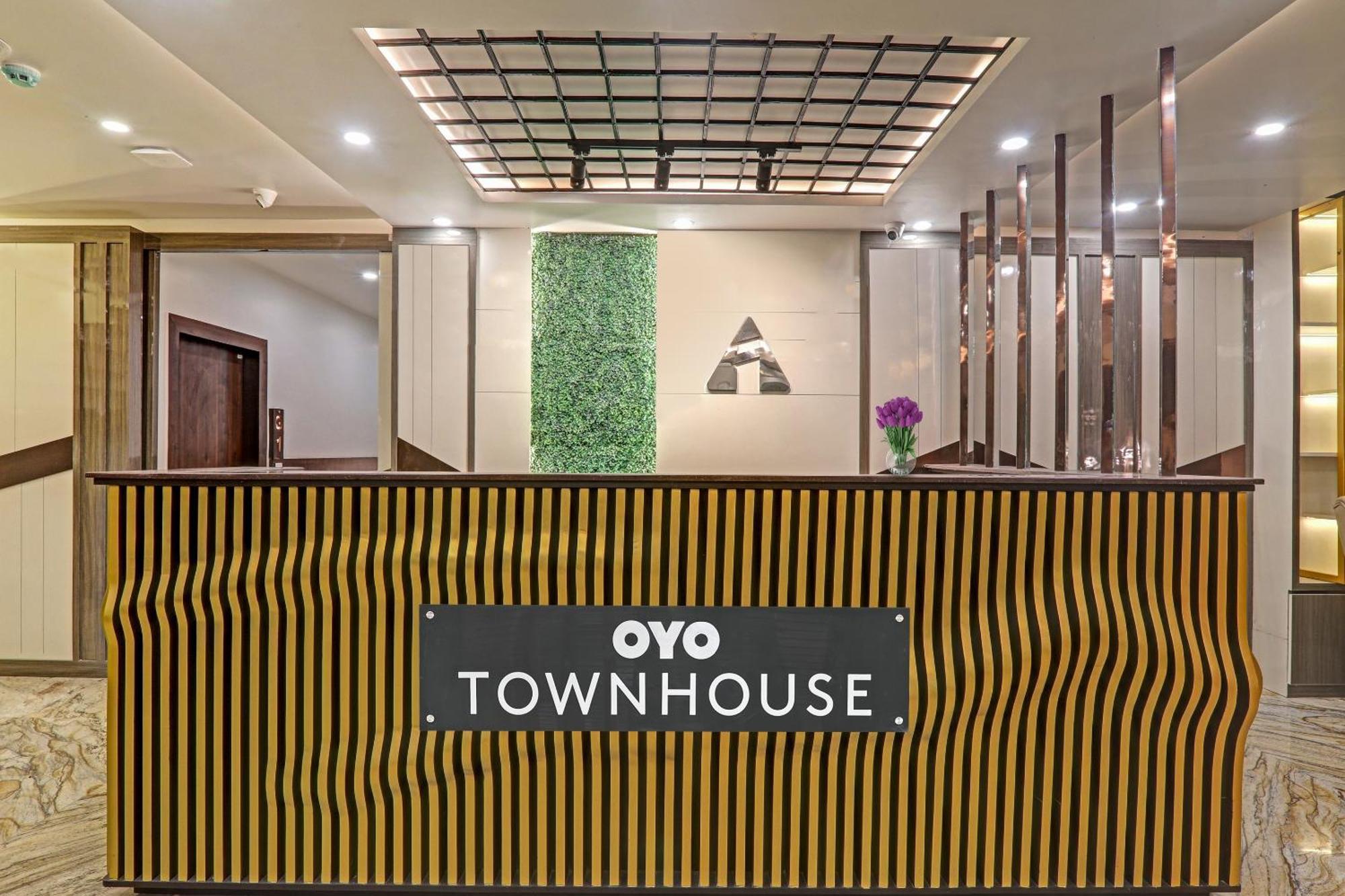 Super Townhouse Hotel Impact Chinhat Экстерьер фото
