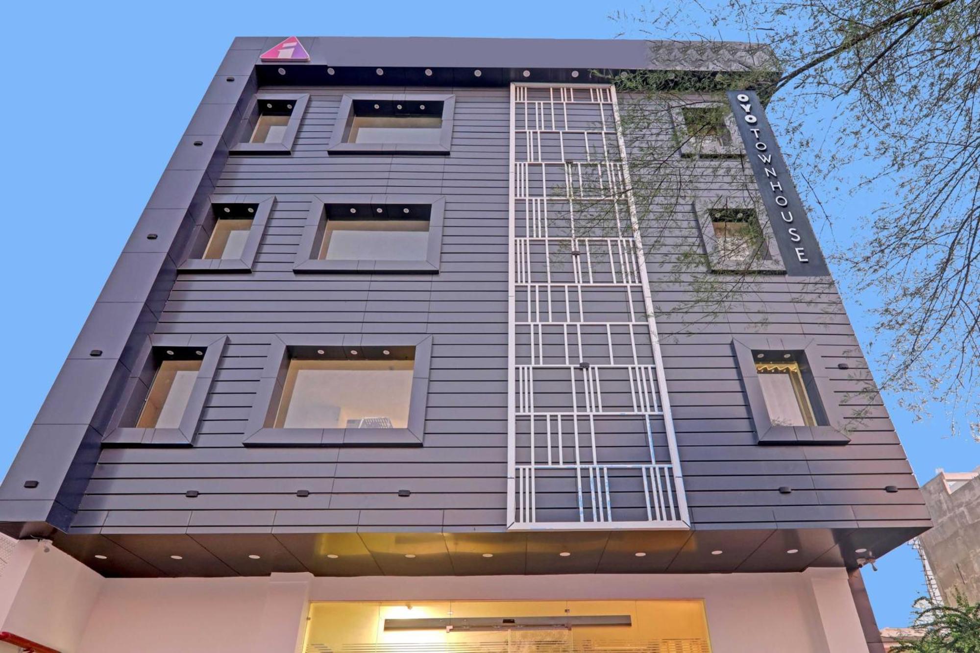 Super Townhouse Hotel Impact Chinhat Экстерьер фото