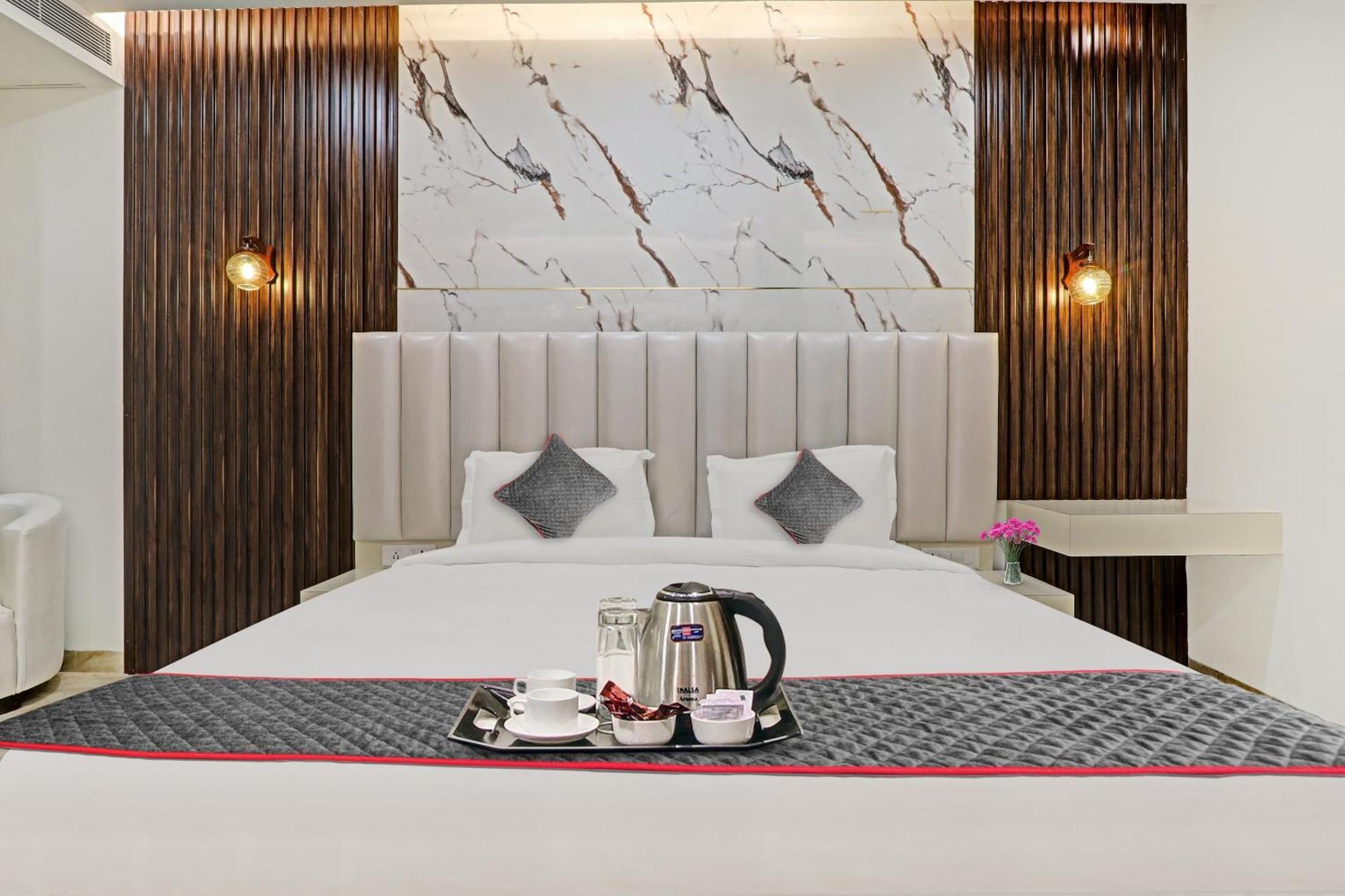 Super Townhouse Hotel Impact Chinhat Экстерьер фото