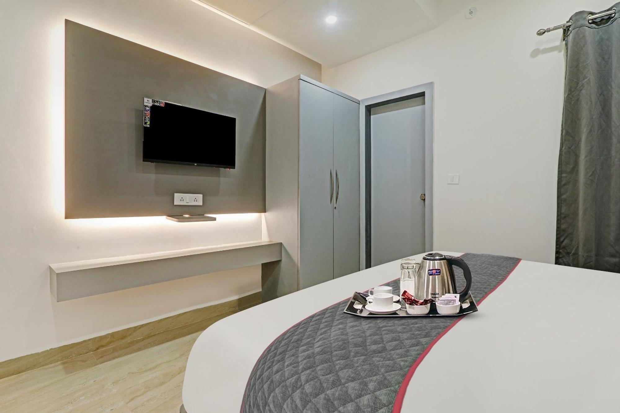Super Townhouse Hotel Impact Chinhat Экстерьер фото