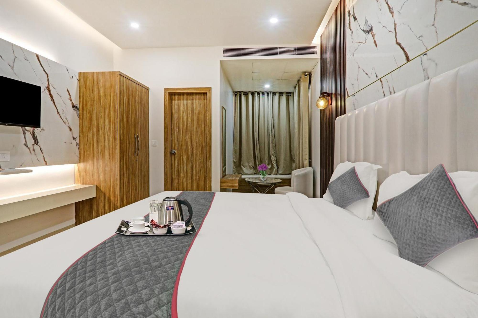 Super Townhouse Hotel Impact Chinhat Экстерьер фото