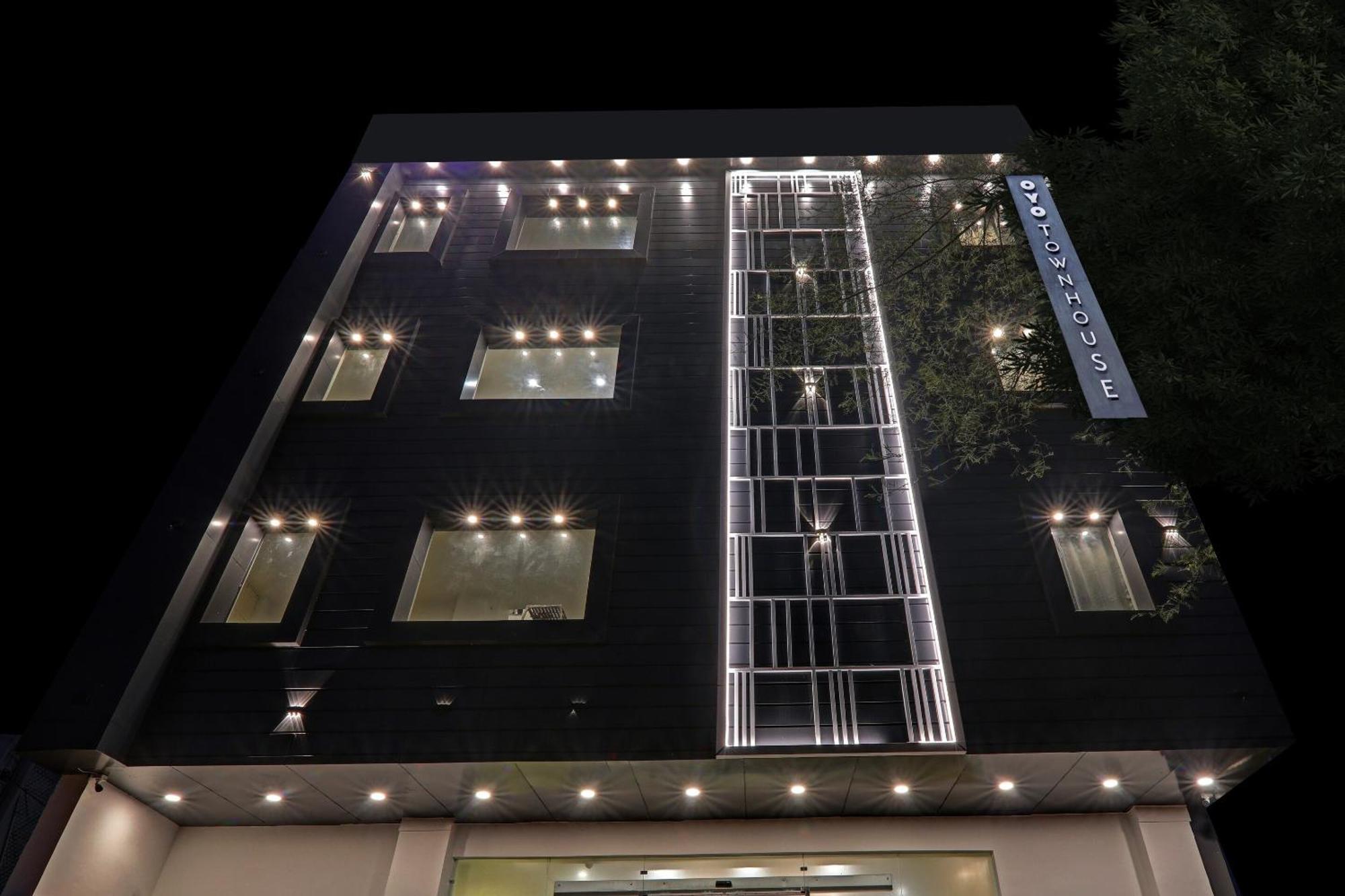 Super Townhouse Hotel Impact Chinhat Экстерьер фото