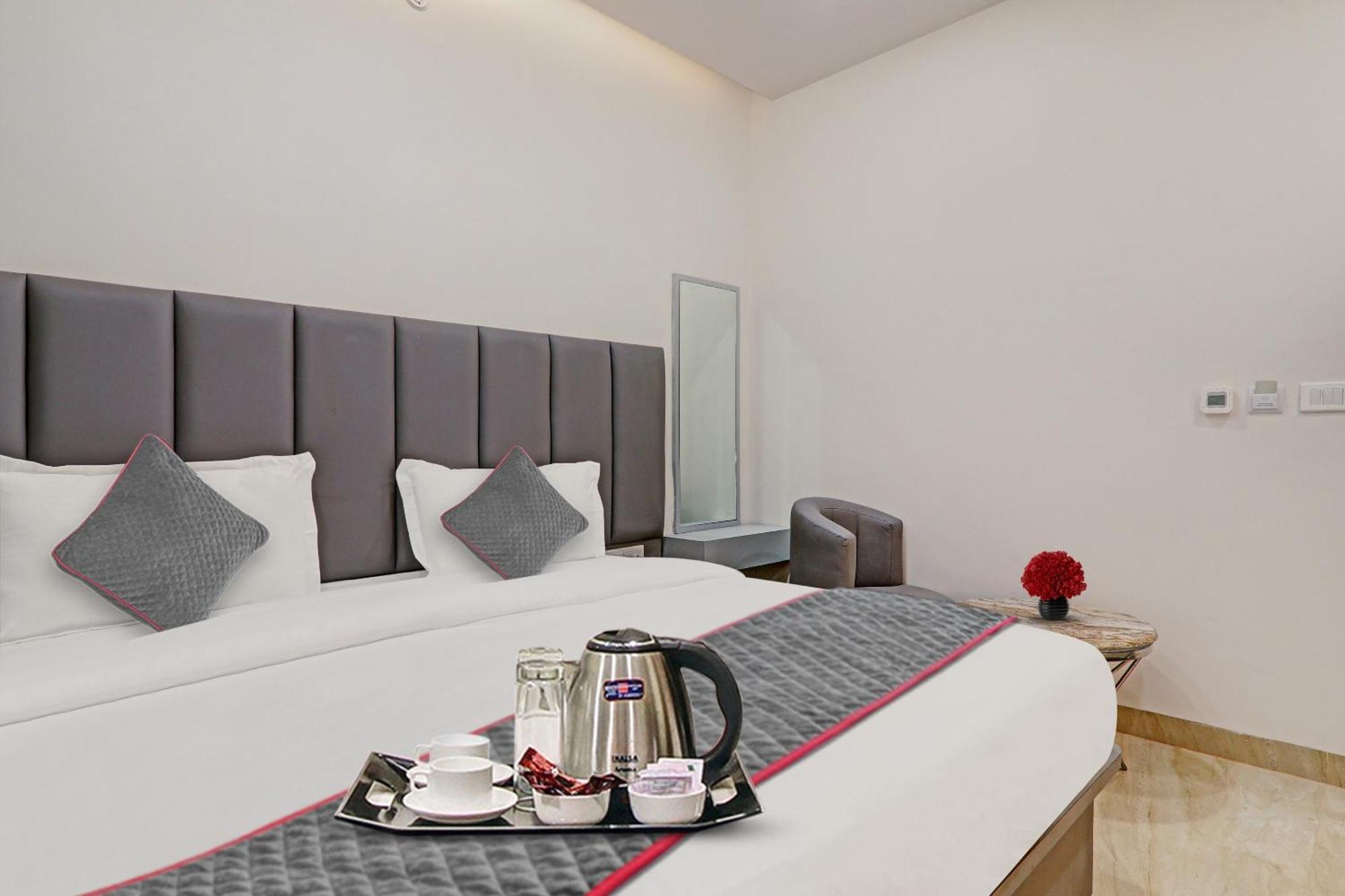 Super Townhouse Hotel Impact Chinhat Экстерьер фото