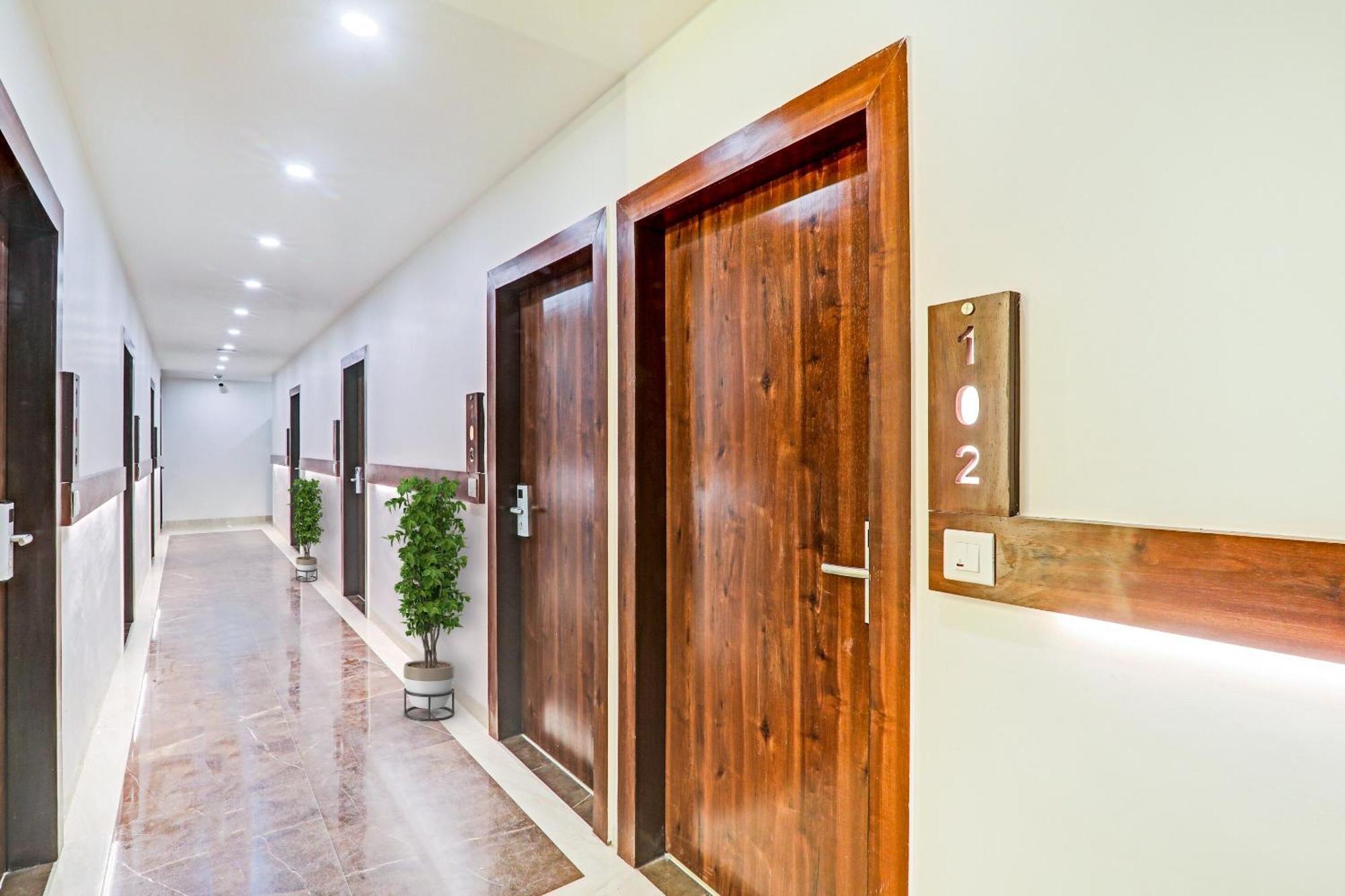 Super Townhouse Hotel Impact Chinhat Экстерьер фото
