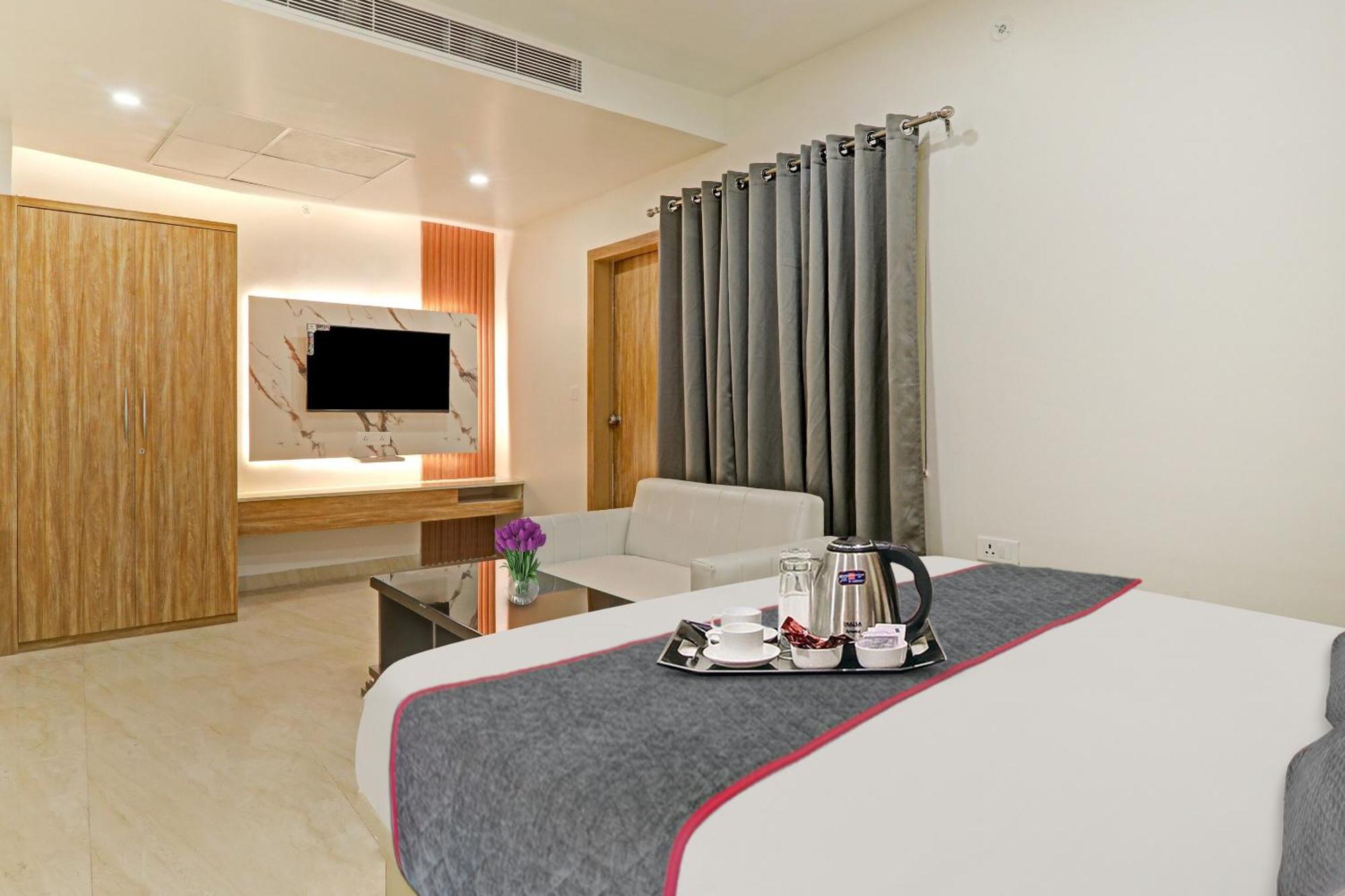 Super Townhouse Hotel Impact Chinhat Экстерьер фото