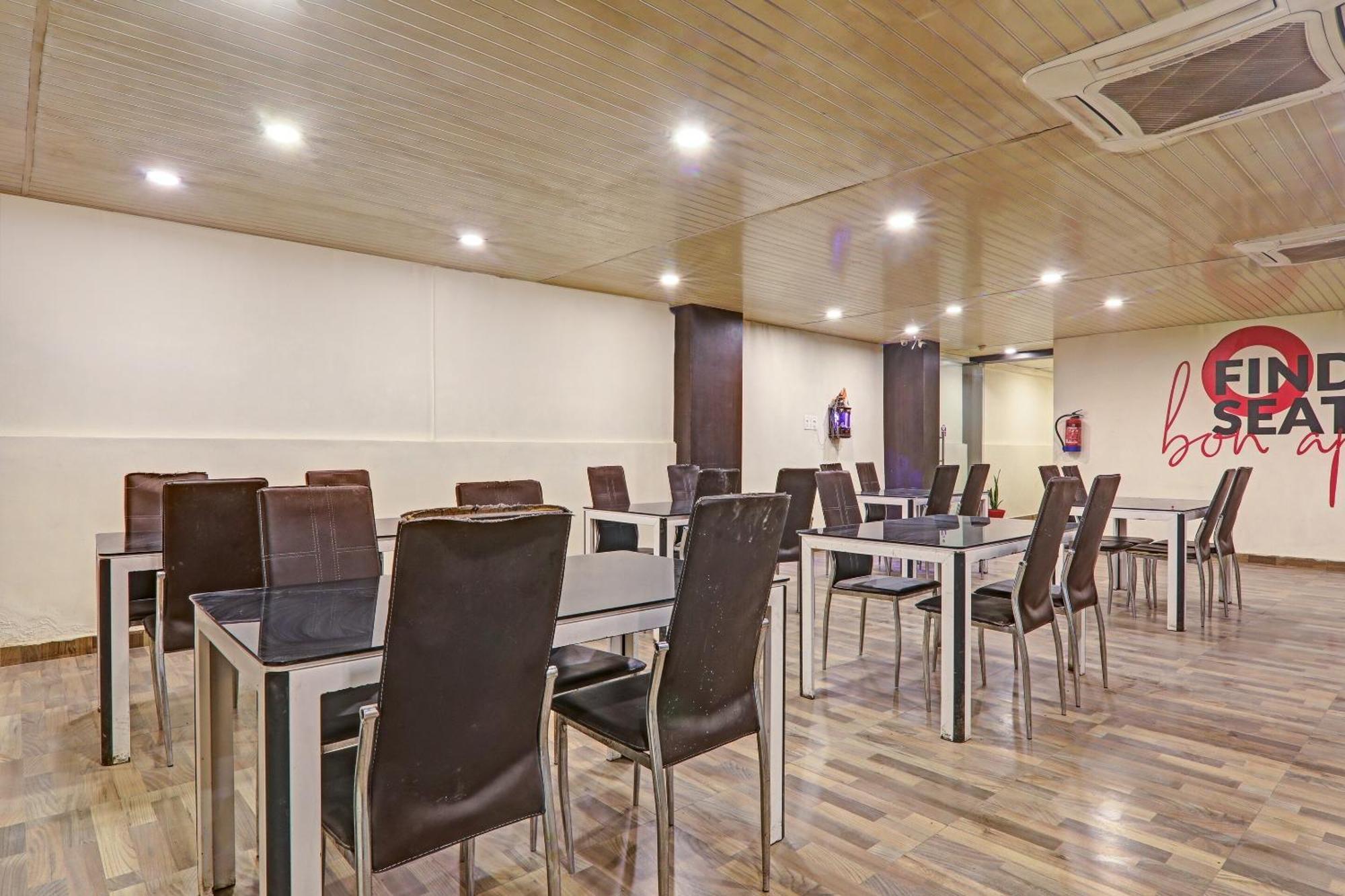 Super Townhouse Hotel Impact Chinhat Экстерьер фото