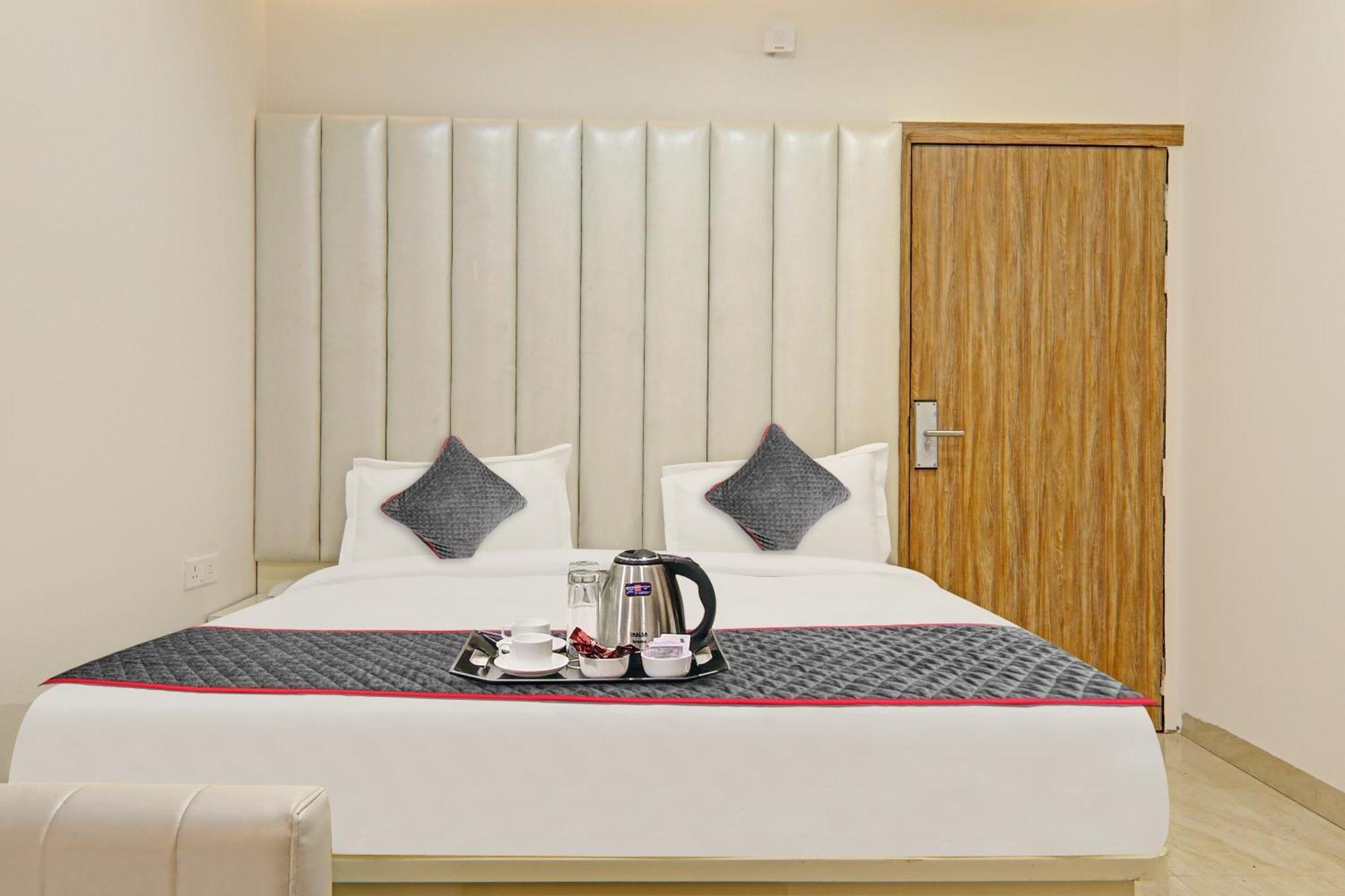 Super Townhouse Hotel Impact Chinhat Экстерьер фото