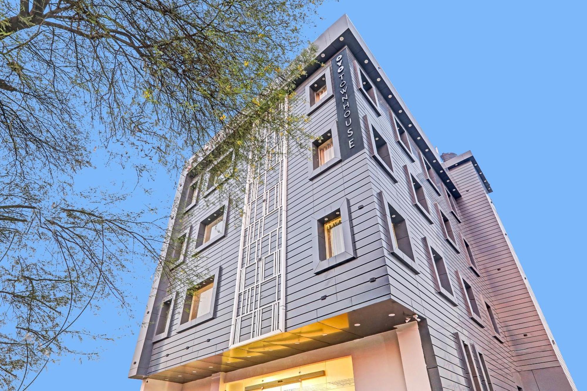 Super Townhouse Hotel Impact Chinhat Экстерьер фото